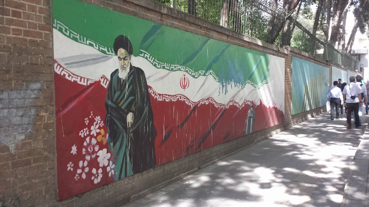 Ikone der Revolution: Bildnisse Ruhollah Khomeinis sind allgegenwärtig. Bild: © Markus Pfanner